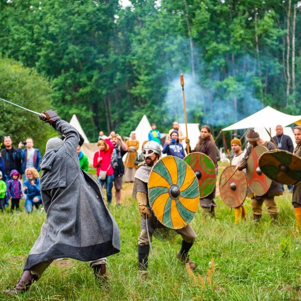 Pokaz walki, dwóch wojowników pojedynkuje się.